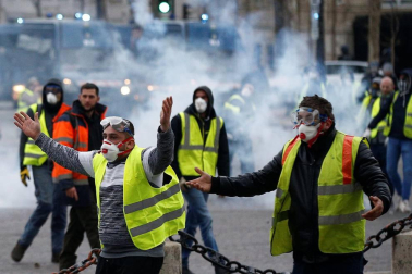 Los enfrentamientos con los antidisturbios volvieron a marcar la manifestación de los 'chalecos amarillos' en los Campos Elíseos, ya que 1.500 alborotadores -según las autoridades- perturban los accesos a la avenida, donde las autoridades responden con gases lacrimógenos y cañones de agua.