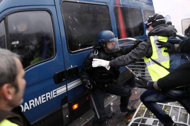 Los enfrentamientos con los antidisturbios volvieron a marcar la manifestación de los 'chalecos amarillos' en los Campos Elíseos, ya que 1.500 alborotadores -según las autoridades- perturban los accesos a la avenida, donde las autoridades responden con gases lacrimógenos y cañones de agua.