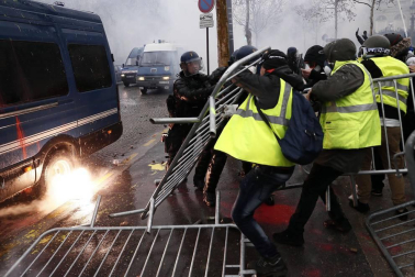 Los enfrentamientos con los antidisturbios volvieron a marcar la manifestación de los 'chalecos amarillos' en los Campos Elíseos, ya que 1.500 alborotadores -según las autoridades- perturban los accesos a la avenida, donde las autoridades responden con gases lacrimógenos y cañones de agua.