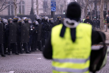 Los enfrentamientos con los antidisturbios volvieron a marcar la manifestación de los 'chalecos amarillos' en los Campos Elíseos, ya que 1.500 alborotadores -según las autoridades- perturban los accesos a la avenida, donde las autoridades responden con gases lacrimógenos y cañones de agua.