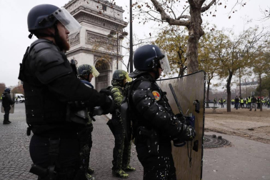 Los enfrentamientos con los antidisturbios volvieron a marcar la manifestación de los 'chalecos amarillos' en los Campos Elíseos, ya que 1.500 alborotadores -según las autoridades- perturban los accesos a la avenida, donde las autoridades responden con gases lacrimógenos y cañones de agua.