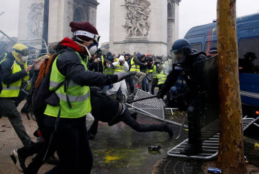 Los enfrentamientos con los antidisturbios volvieron a marcar la manifestación de los 'chalecos amarillos' en los Campos Elíseos, ya que 1.500 alborotadores -según las autoridades- perturban los accesos a la avenida, donde las autoridades responden con gases lacrimógenos y cañones de agua.