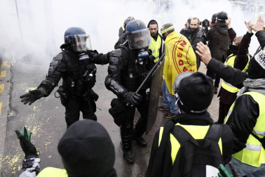 Los enfrentamientos con los antidisturbios volvieron a marcar la manifestación de los 'chalecos amarillos' en los Campos Elíseos, ya que 1.500 alborotadores -según las autoridades- perturban los accesos a la avenida, donde las autoridades responden con gases lacrimógenos y cañones de agua.