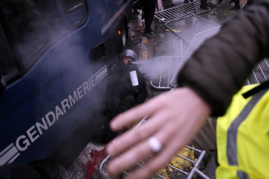 Los enfrentamientos con los antidisturbios volvieron a marcar la manifestación de los 'chalecos amarillos' en los Campos Elíseos, ya que 1.500 alborotadores -según las autoridades- perturban los accesos a la avenida, donde las autoridades responden con gases lacrimógenos y cañones de agua.