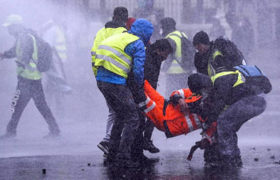Los enfrentamientos con los antidisturbios volvieron a marcar la manifestación de los 'chalecos amarillos' en los Campos Elíseos, ya que 1.500 alborotadores -según las autoridades- perturban los accesos a la avenida, donde las autoridades responden con gases lacrimógenos y cañones de agua.
