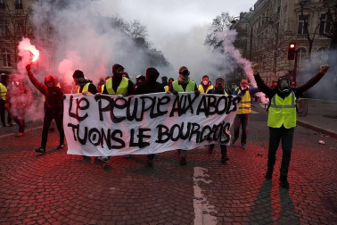 Los enfrentamientos con los antidisturbios volvieron a marcar la manifestación de los 'chalecos amarillos' en los Campos Elíseos, ya que 1.500 alborotadores -según las autoridades- perturban los accesos a la avenida, donde las autoridades responden con gases lacrimógenos y cañones de agua.