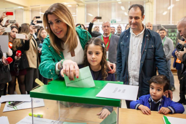 Dos apoderados de Vox increpan a Susana Díaz momentos antes de votar