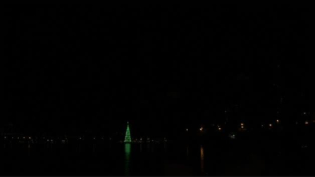 Río de Janeiro enciende el árbol de Navidad flotante más alto del mundo