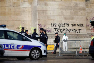 Los 'chalecos amarillos' continúan con los disturbios en la capital francesa