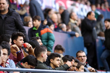 Imágenes del búscate en la grada del Osasuna-Tenerife