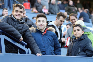 Imágenes del búscate en la grada del Osasuna-Tenerife