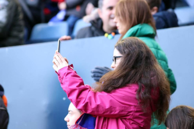 Imágenes del búscate en la grada del Osasuna-Tenerife