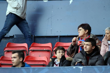 Imágenes del búscate en la grada del Osasuna-Tenerife