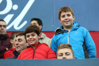Imágenes del búscate en la grada del Osasuna-Tenerife