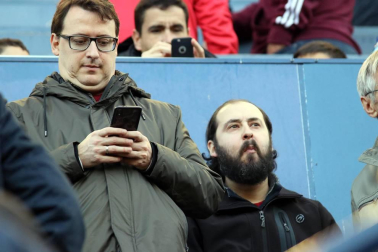 Imágenes del búscate en la grada del Osasuna-Tenerife