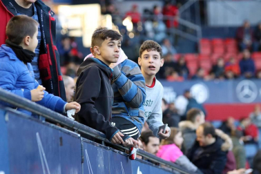 Imágenes del búscate en la grada del Osasuna-Tenerife
