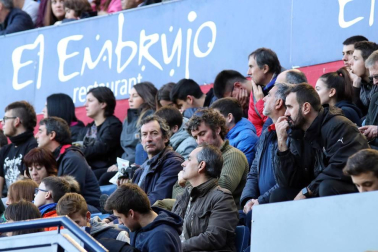 Imágenes del búscate en la grada del Osasuna-Tenerife
