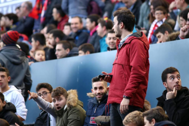 Imágenes del búscate en la grada del Osasuna-Tenerife