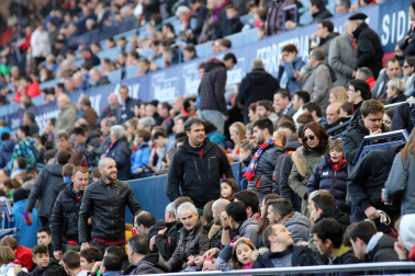 Imágenes del búscate en la grada del Osasuna-Tenerife