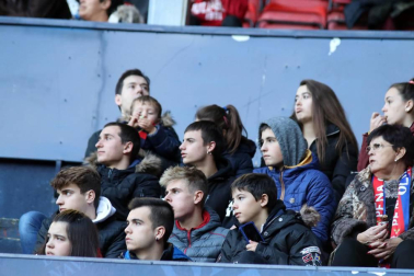 Imágenes del búscate en la grada del Osasuna-Tenerife