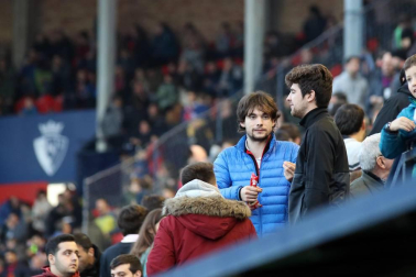 Imágenes del búscate en la grada del Osasuna-Tenerife