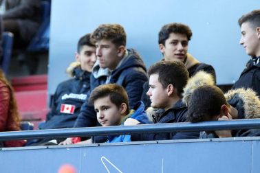 Imágenes del búscate en la grada del Osasuna-Tenerife