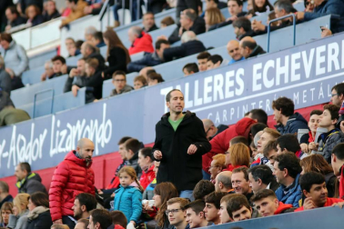 Imágenes del búscate en la grada del Osasuna-Tenerife