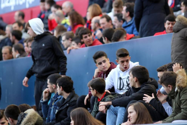 Imágenes del búscate en la grada del Osasuna-Tenerife