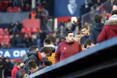 Imágenes del búscate en la grada del Osasuna-Tenerife