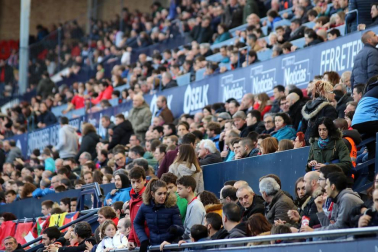Imágenes del búscate en la grada del Osasuna-Tenerife