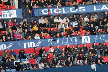 Imágenes del búscate en la grada del Osasuna-Tenerife