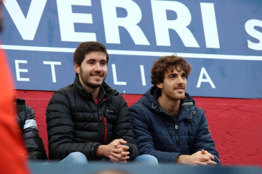 Imágenes del búscate en la grada del Osasuna-Tenerife