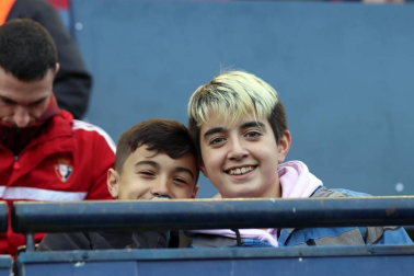 Imágenes del búscate en la grada del Osasuna-Tenerife