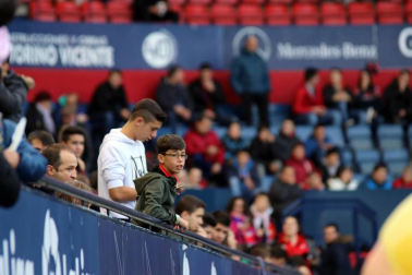 Imágenes del búscate en la grada del Osasuna-Tenerife