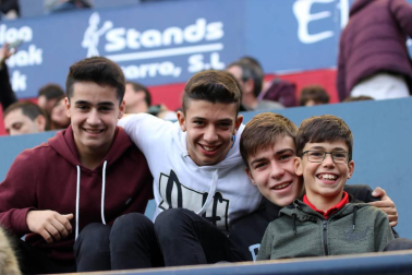 Imágenes del búscate en la grada del Osasuna-Tenerife