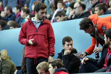 Imágenes del búscate en la grada del Osasuna-Tenerife