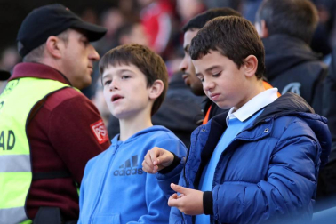 Imágenes del búscate en la grada del Osasuna-Tenerife