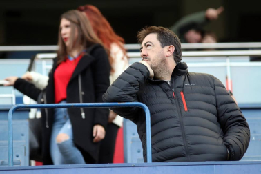 Imágenes del búscate en la grada del Osasuna-Tenerife