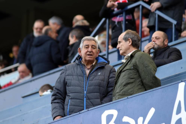 Imágenes del búscate en la grada del Osasuna-Tenerife