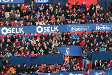 Imágenes del búscate en la grada del Osasuna-Tenerife