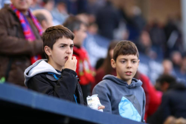 Imágenes del búscate en la grada del Osasuna-Tenerife