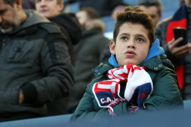 Imágenes del búscate en la grada del Osasuna-Tenerife