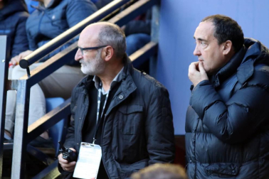 Imágenes del búscate en la grada del Osasuna-Tenerife