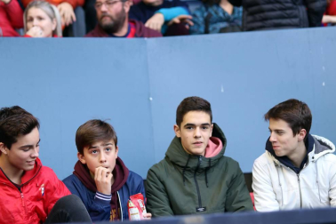 Imágenes del búscate en la grada del Osasuna-Tenerife