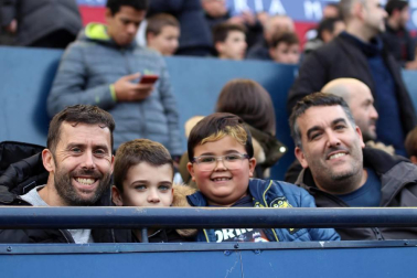 Imágenes del búscate en la grada del Osasuna-Tenerife