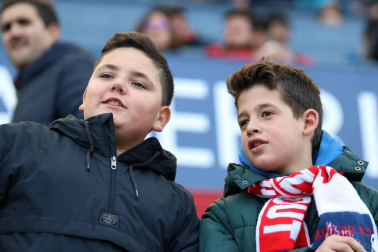 Imágenes del búscate en la grada del Osasuna-Tenerife