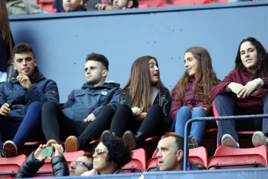 Imágenes del búscate en la grada del Osasuna-Tenerife