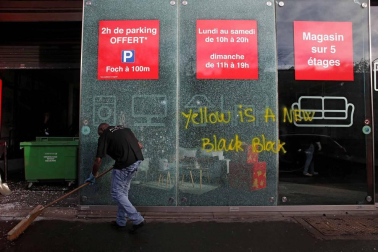 Los 'chalecos amarillos' continúan con los disturbios en la capital francesa