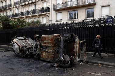 Los 'chalecos amarillos' continúan con los disturbios en la capital francesa