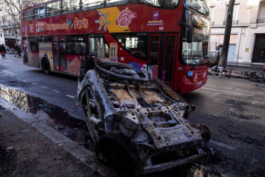 Los 'chalecos amarillos' continúan con los disturbios en la capital francesa